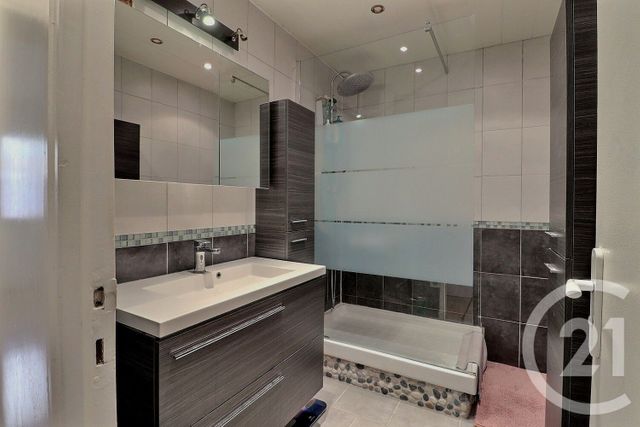 Appartement F5 à vendre - 5 pièces - 106.24 m2 - VAUJOURS - 93 - ILE-DE-FRANCE - Century 21 Vert-Galant