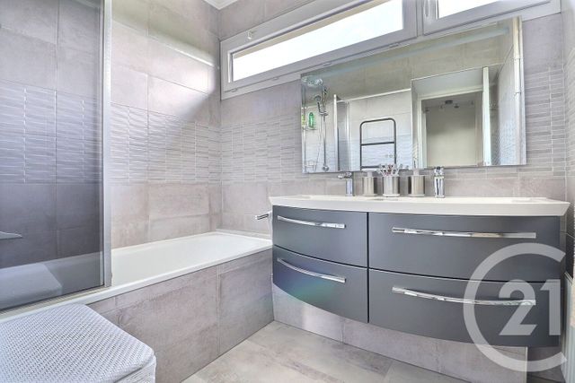 Appartement F5 à vendre - 5 pièces - 95.78 m2 - TREMBLAY EN FRANCE - 93 - ILE-DE-FRANCE - Century 21 Vert-Galant