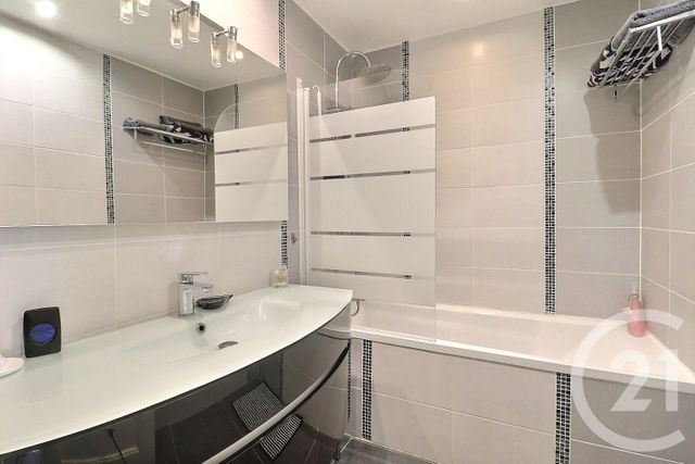 Appartement F5 à vendre - 5 pièces - 110.82 m2 - VAUJOURS - 93 - ILE-DE-FRANCE - Century 21 Vert-Galant